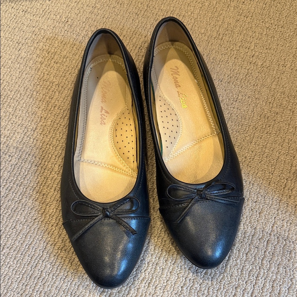 Black Women's Flats with Bow Detail